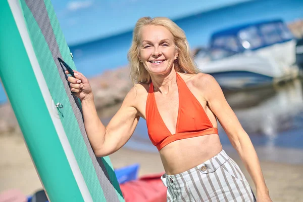 Léto Dlouhovlasá Blondýnka Stojící Pláži — Stock fotografie