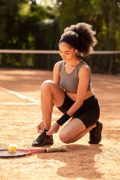Tennis Courts Young Girl Tying Her Sneakers Game — Stock Photo, Image
