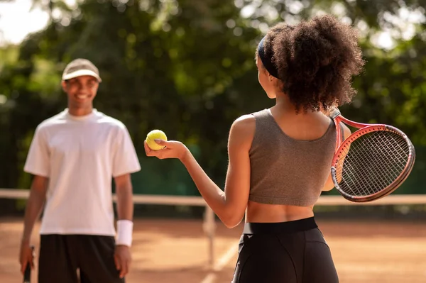 Tenisový Víkend Mladí Lidé Hrají Tenis Tenisových Kurtech — Stock fotografie