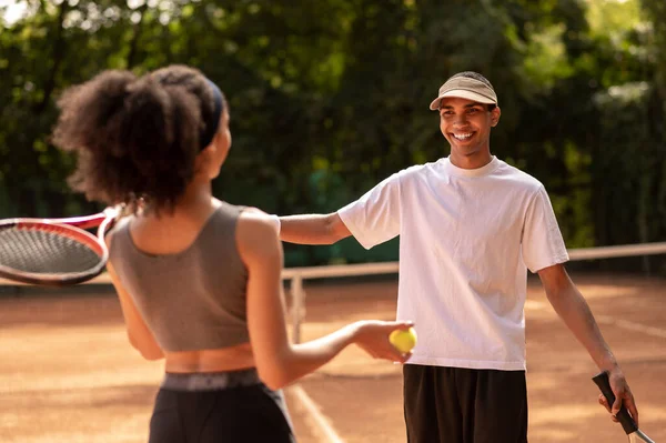 Теннисные Выходные Молодые Люди Играют Теннис Теннисных Кортах — стоковое фото