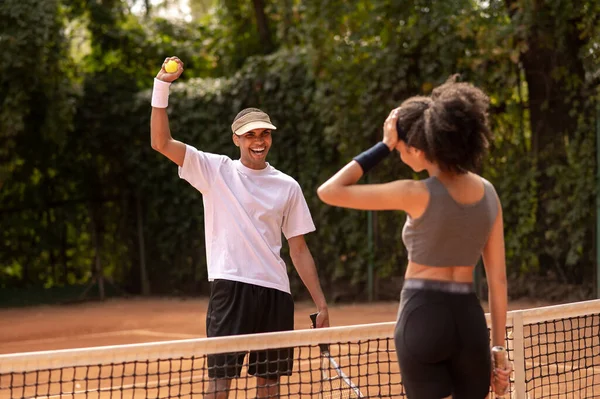 Играю Теннис Молодой Человек Учит Девушку Играть Теннис Выглядеть Вовлеченным — стоковое фото