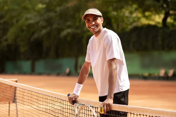 Jogador Ténis Jovem Tshirt Branca Com Uma Raquete Tênis Nas — Fotografia de Stock