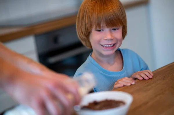 朝食だ 息子の皿に牛乳を注ぐ男 — ストック写真