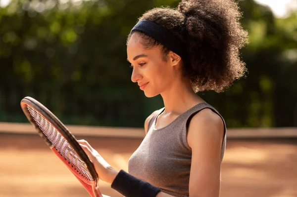 Tennisspieler Niedliches Dunkelhäutiges Mädchen Sportbekleidung Mit Schläger — Stockfoto