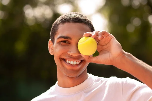 Teniszező Fehér Pólós Fiatalember Teniszlabdával Kezében — Stock Fotó