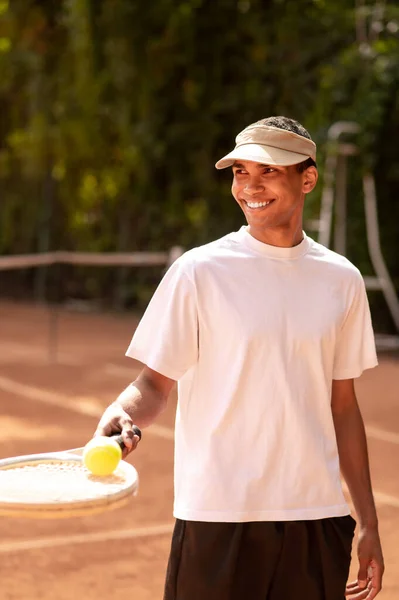テニスだ テニスコートでラケットを持ってスポーツウェアを着た若い男 — ストック写真