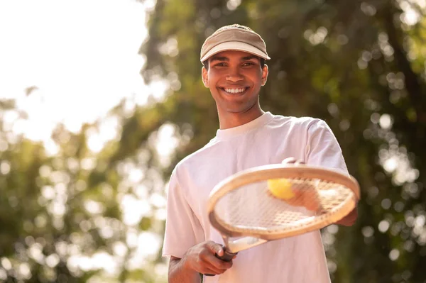 Tennis Junger Mann Sportkleidung Mit Schläger Auf Dem Tennisplatz — Stockfoto