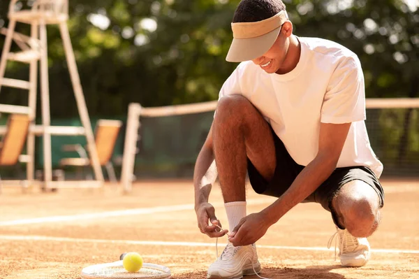 运动前 运动前在网球场上戴防晒霜的男人 — 图库照片