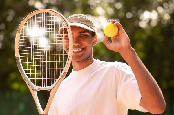 Tenis Muž Sportovním Oblečení Tenisových Kurtech — Stock fotografie