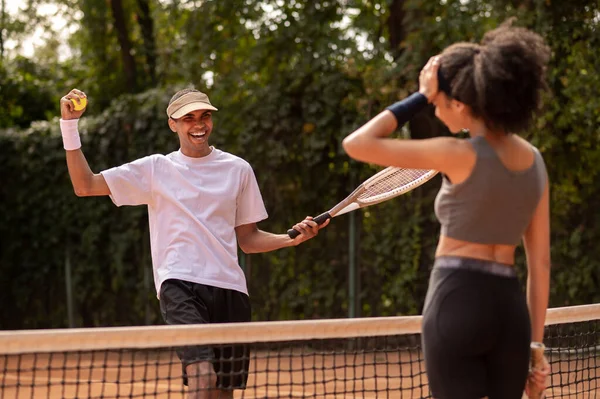 Tennis Spielen Junger Mann Bringt Einem Mädchen Bei Tennis Spielen — Stockfoto