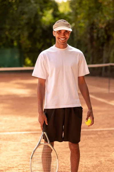 Tennisspieler Junge Männliche Tennisspieler Auf Dem Tennisplatz — Stockfoto