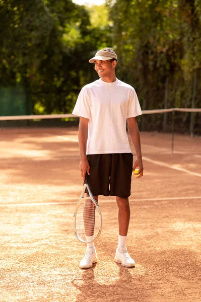 网球选手 网球场上的年轻男性网球选手 — 图库照片