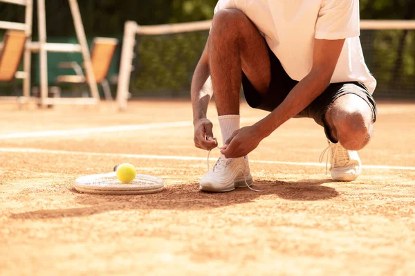 Krawat Tenisówek Mężczyzna Spodenkach Sportowych Zawiązuje Sznurki Trampkach — Zdjęcie stockowe