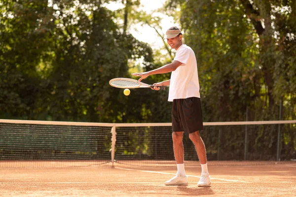 Тренировка Молодой Теннисист Тренирующийся Теннисных Кортах — стоковое фото