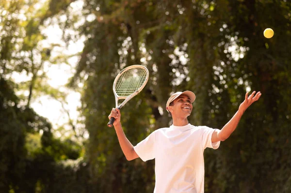 Теннис Молодой Человек Спортивной Форме Ракеткой Теннисном Корте — стоковое фото