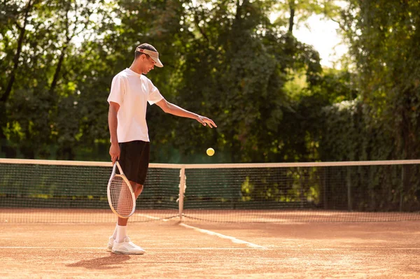 Cvičení Mladý Tenista Tréninkem Tenisových Kurtech — Stock fotografie