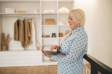 Evden çalışıyorum. Uzun saçlı sarışın kadın evden çalışıyor ve ilgili görünüyor.