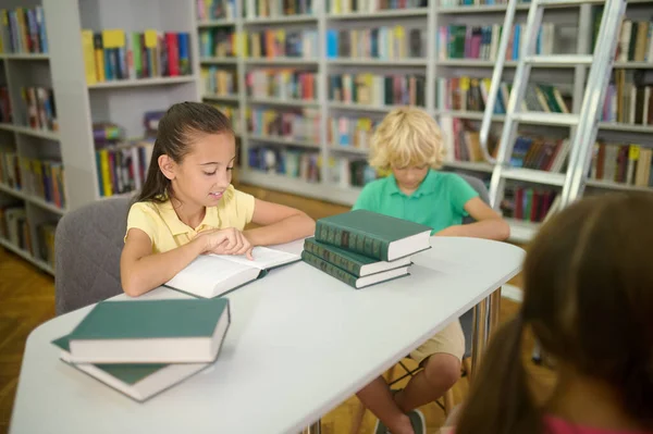 Osztálytársak Boldog Osztálytársak Töltenek Időt Iskolai Könyvtárban — Stock Fotó