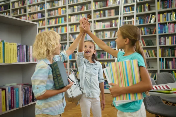 Ευτυχισμένα Παιδιά Ομάδα Χαριτωμένα Παιδιά Στη Βιβλιοθήκη Αναζητούν Ευτυχισμένη Και — Φωτογραφία Αρχείου