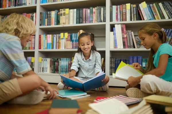 Literature Lesson Group Schoolkids Having Lesson Literature Library — Stock Photo, Image