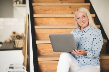 İnternette. Dizüstü bilgisayarı olan sarışın bir kadın olaya dahil olmuş ve memnun görünüyor.