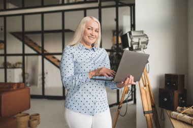Bağlandı. Sarışın, gülümseyen kadın arıyor ve huzurlu görünüyor.