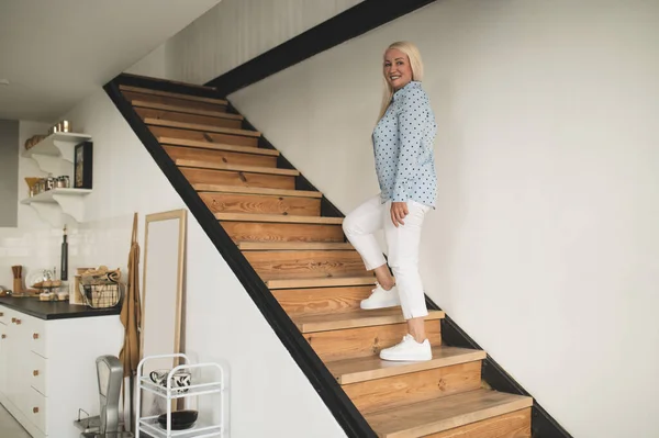 Stairs Good Looking Blonde Woman Standing Stairs — Stock Photo, Image
