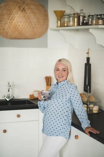 Huzurlu Bir Sabah Sarışın Kadın Mutfakta Kahve Içiyor — Stok fotoğraf