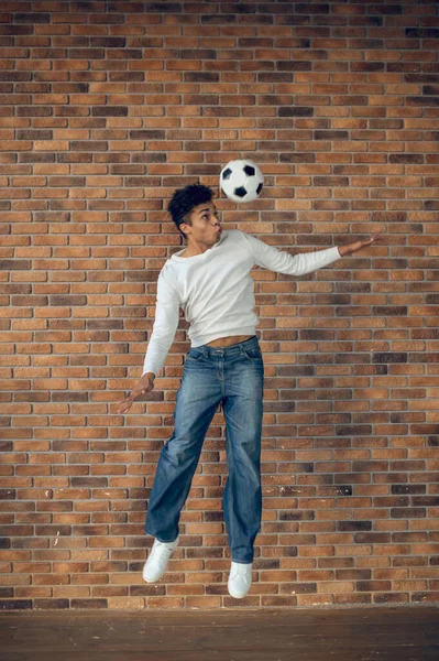 Retrato Cuerpo Entero Joven Árabe Deportivo Jugando Fútbol Mientras Flota — Foto de Stock
