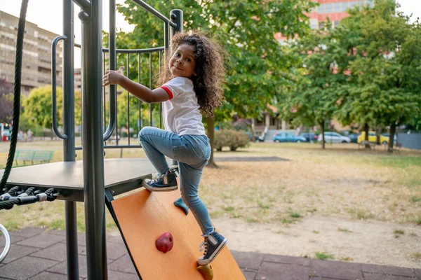 Schattig Sportief Meisje Klimmen Klimwand Speelplaats Tijdens Fotoshoot — Stockfoto