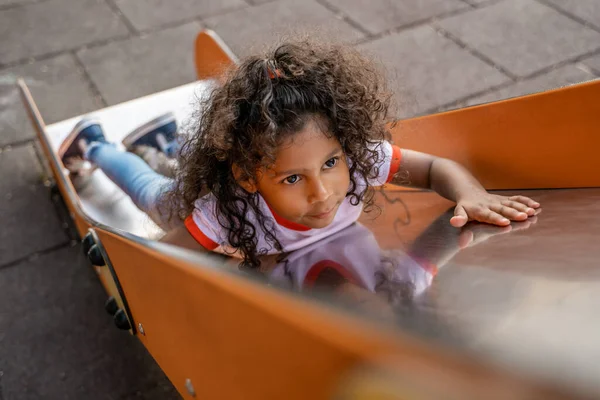 Сосредоточена Сильной Маленькой Афроамериканской Девочке Пытающейся Залезть Горку Детей Нержавеющей — стоковое фото
