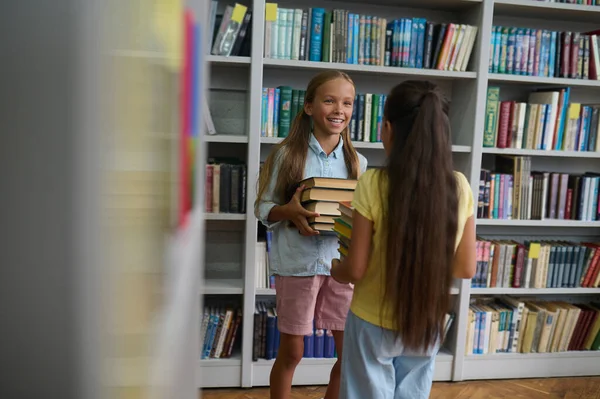 Könyveket Keresek Két Aranyos Iskolás Lány Keres Könyveket Könyvtárban — Stock Fotó