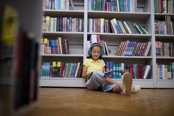 Modern Okul Çocukları Sarı Tişörtlü Kız Kütüphanede Yerde Oturuyor Ses — Stok fotoğraf
