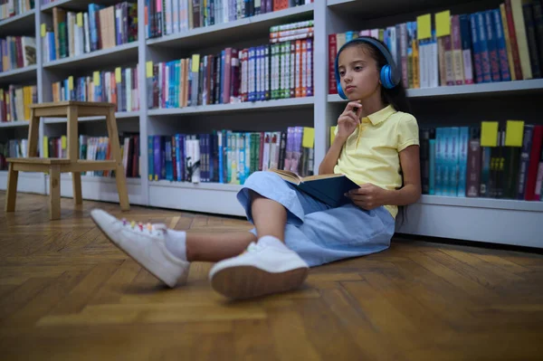 Modern Okul Çocukları Sarı Tişörtlü Kız Kütüphanede Yerde Oturuyor Ses — Stok fotoğraf