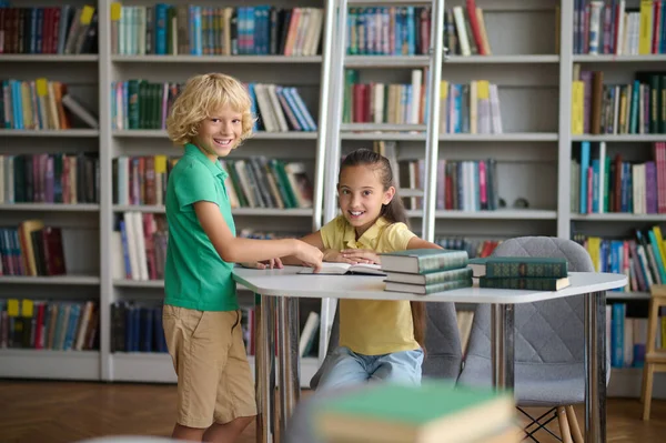 Library Classmates Reading Together School Library — Stock Photo, Image