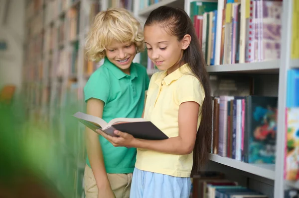 Könyvtárban Osztálytársak Együtt Olvasnak Egy Iskolai Könyvtárban — Stock Fotó