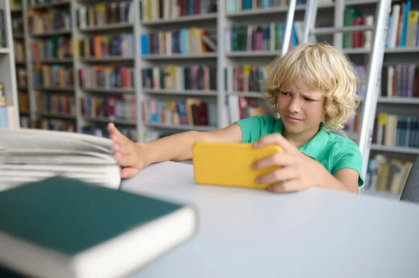 Nternette Sarışın Çocuk Kütüphanede Oturuyor Internete Yayılıyor — Stok fotoğraf