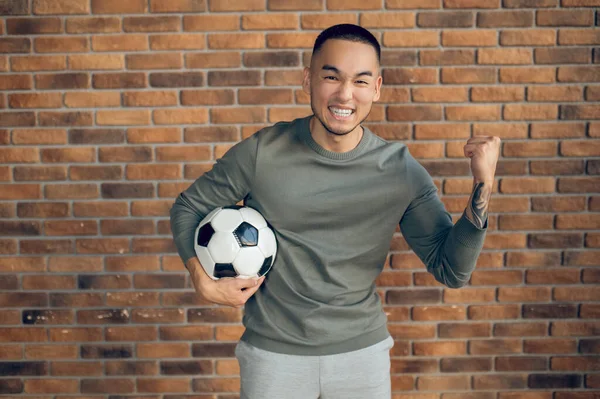 Joueur Football Joyeux Avec Ballon Sous Bras Debout Contre Mur — Photo