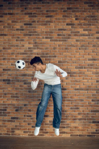 Ganzkörperporträt Eines Ernsthaft Fokussierten Arabischen Fußballers Der Fußball Spielt Während — Stockfoto