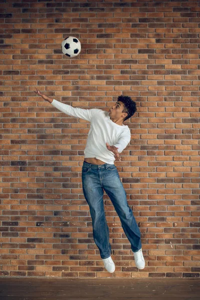 Retrato Tamaño Real Joven Futbolista Concentrado Jugando Fútbol Mientras Flota — Foto de Stock