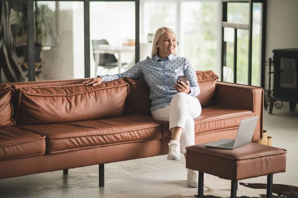 Home Pretty Blonde Woman Phone Hands Sitting Sofa — Stock Photo, Image