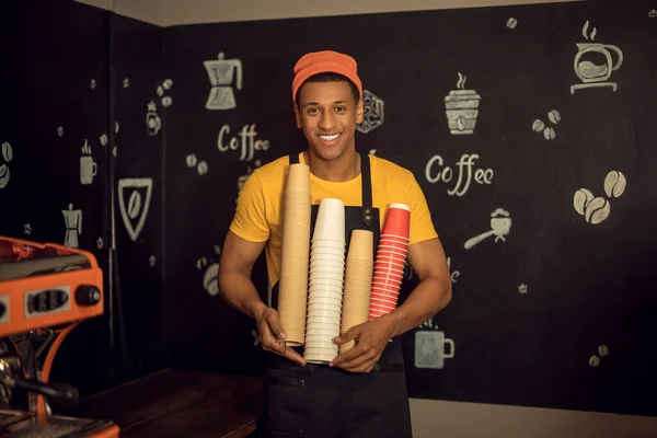 Sorridente Soddisfatto Barista Afroamericano Tenendo Impilati Tazze Caffè Carta Rovesciata — Foto Stock