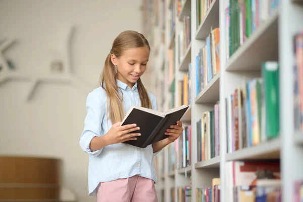 Könyvet Keresek Aranyos Lány Keres Egy Könyvet Iskolai Könyvtárban — Stock Fotó