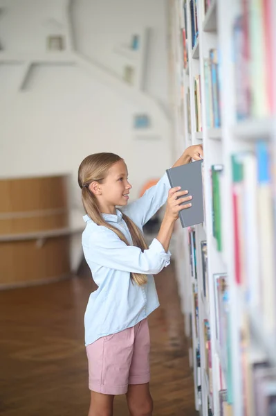 Könyvet Keresek Aranyos Lány Keres Egy Könyvet Iskolai Könyvtárban — Stock Fotó