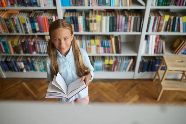 Czytam Długowłosy Słodkie Dziewczyna Dużą Książką Rękach — Zdjęcie stockowe