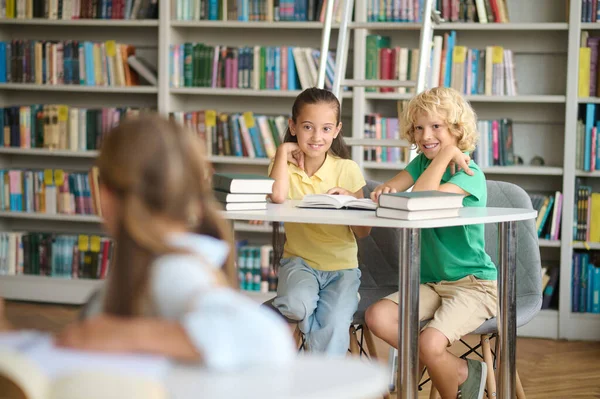 Könyvtárban Osztálytársak Együtt Olvasnak Egy Iskolai Könyvtárban — Stock Fotó