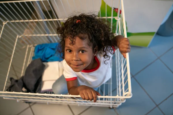 Вид Сверху Симпатичного Афроамериканского Ребенка Стоящего Металлическом Одеяле Смотрящего Вверх — стоковое фото