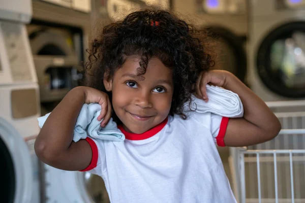 Мила Усміхнена Щаслива Дитина Чистим Одягом Руках Позує Камеру Пральні — стокове фото