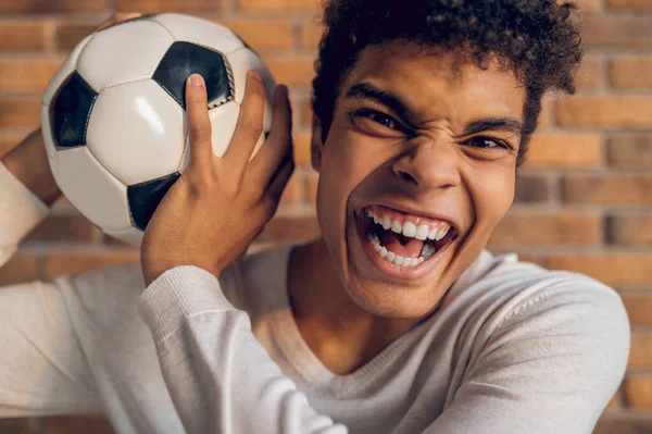 Zblízka Portrét Fotbalisty Držícího Fotbalový Míček Oběma Rukama Křičícího — Stock fotografie