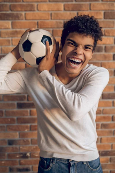 Arabský Fotbalista Stojí Cihlové Zdi Fotbalovým Míčem Rukou Křičí — Stock fotografie